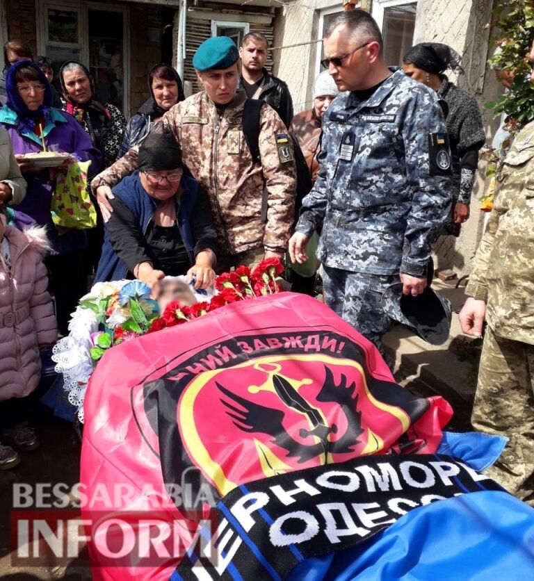 Встали на колени: на Одесщине попрощались с убитым морпехом "Дедом". Фото