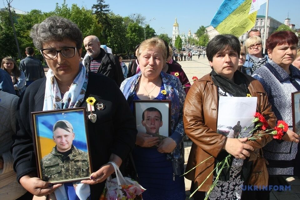 У Києві пройшла "Хода матерів" загиблих воїнів ЗСУ на Донбасі: фото