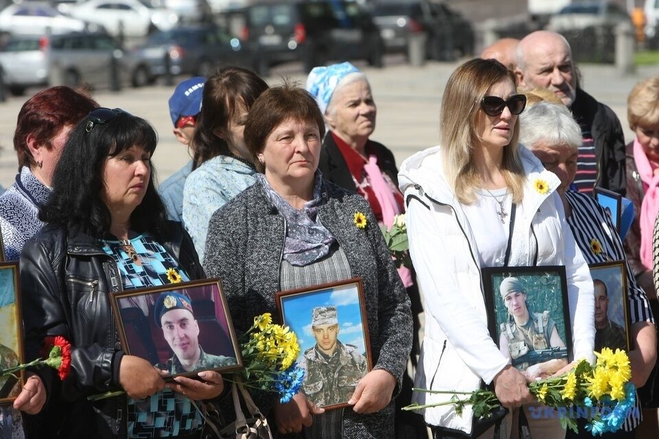 В Киеве прошел "Марш матерей" погибших воинов ВСУ на Донбассе: фото
