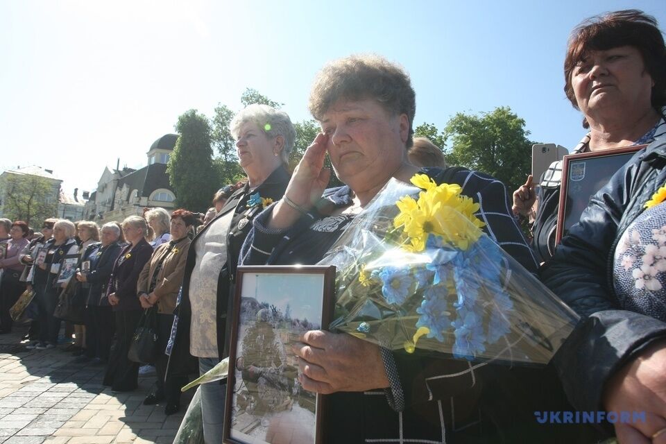 У Києві пройшла "Хода матерів" загиблих воїнів ЗСУ на Донбасі: фото