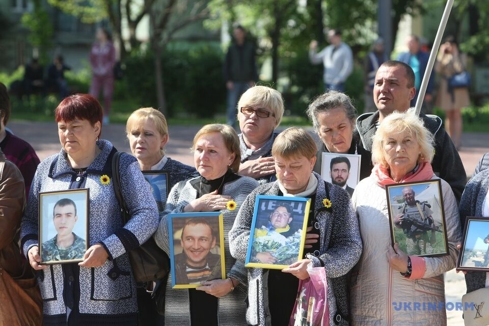 У Києві пройшла "Хода матерів" загиблих воїнів ЗСУ на Донбасі: фото