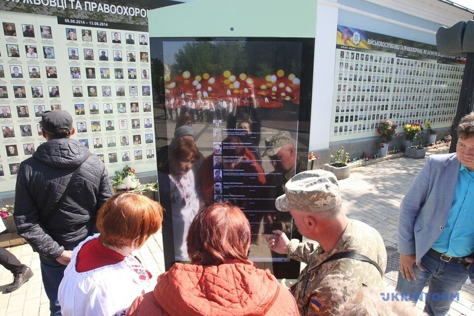 У Києві пройшла "Хода матерів" загиблих воїнів ЗСУ на Донбасі: фото