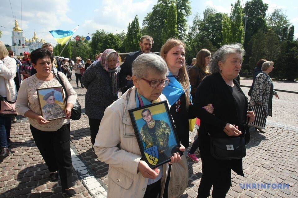 У Києві пройшла "Хода матерів" загиблих воїнів ЗСУ на Донбасі: фото