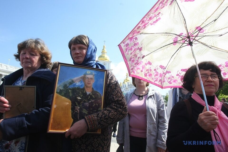 В Киеве прошел "Марш матерей" погибших воинов ВСУ на Донбассе: фото