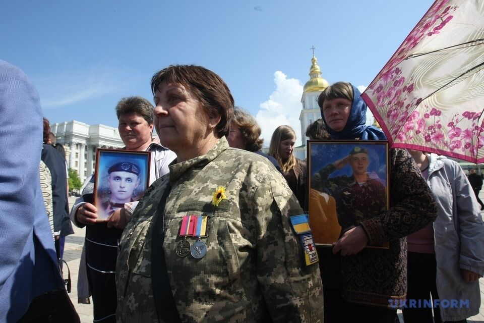 В Киеве прошел "Марш матерей" погибших воинов ВСУ на Донбассе: фото