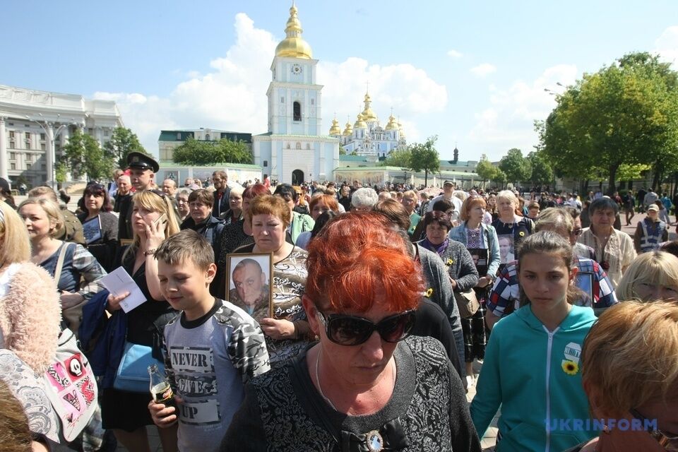 В Киеве прошел "Марш матерей" погибших воинов ВСУ на Донбассе: фото