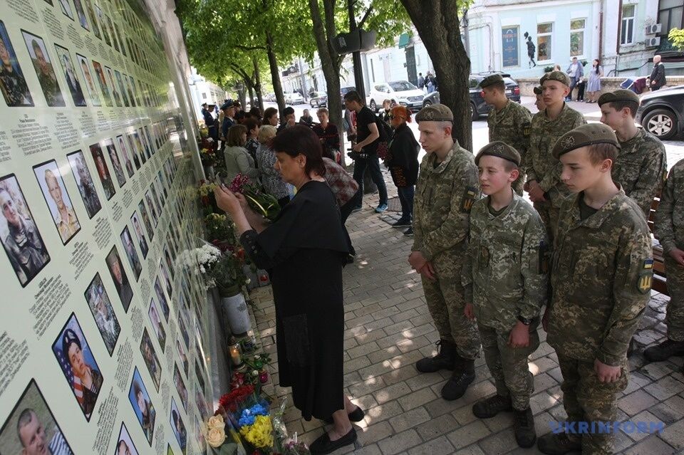 У Києві пройшла "Хода матерів" загиблих воїнів ЗСУ на Донбасі: фото