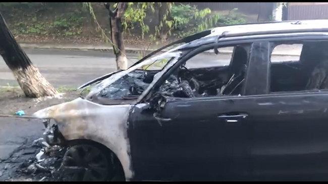 В Киеве сожгли машину известного политолога из Крыма: видео 