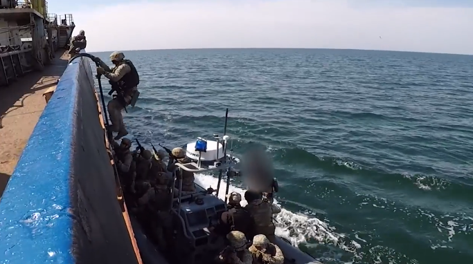 ВСУ показали, как захватывают судно в открытом море: эффектное видео