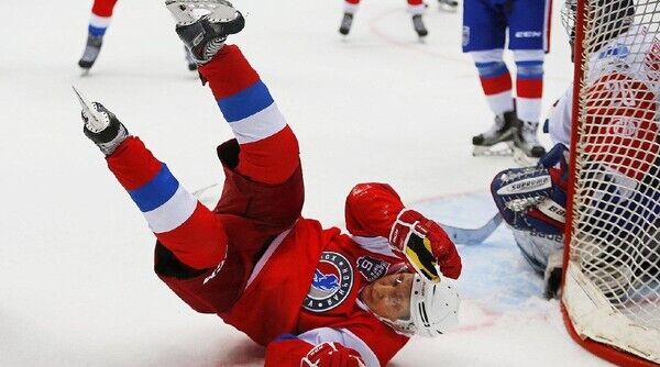 Владимир Путин упал на хокее