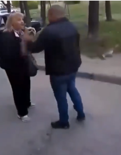 В Запорожье мужчина избил женщину на улице