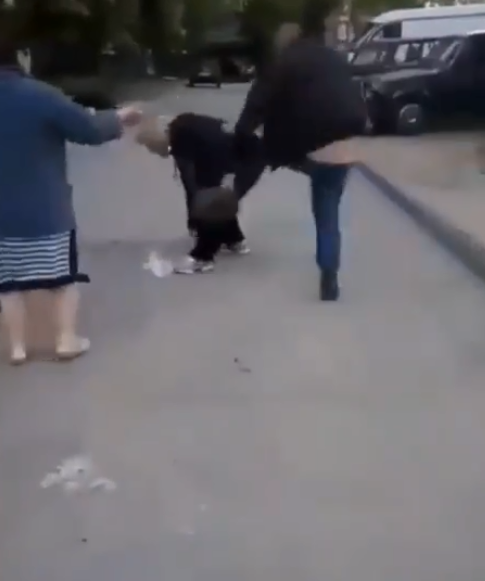В Запорожье мужчина избил женщину на улице