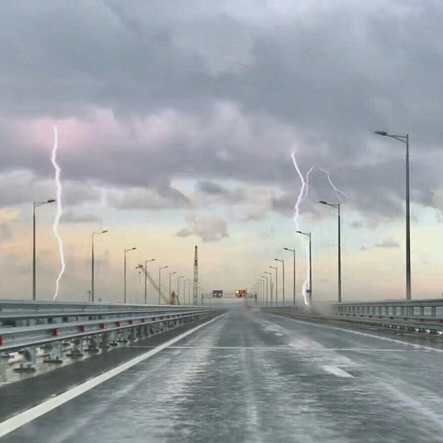 У Кримський міст вдарила блискавка