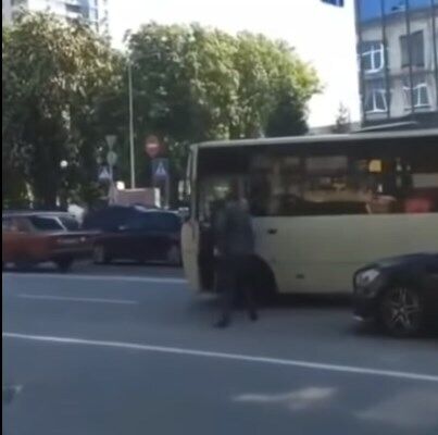 В Киеве водителя маршрутки избили на дороге