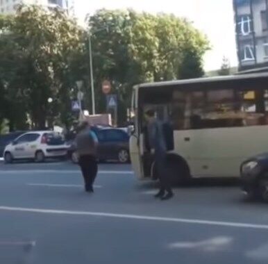 У Києві водія маршрутки побили на дорозі