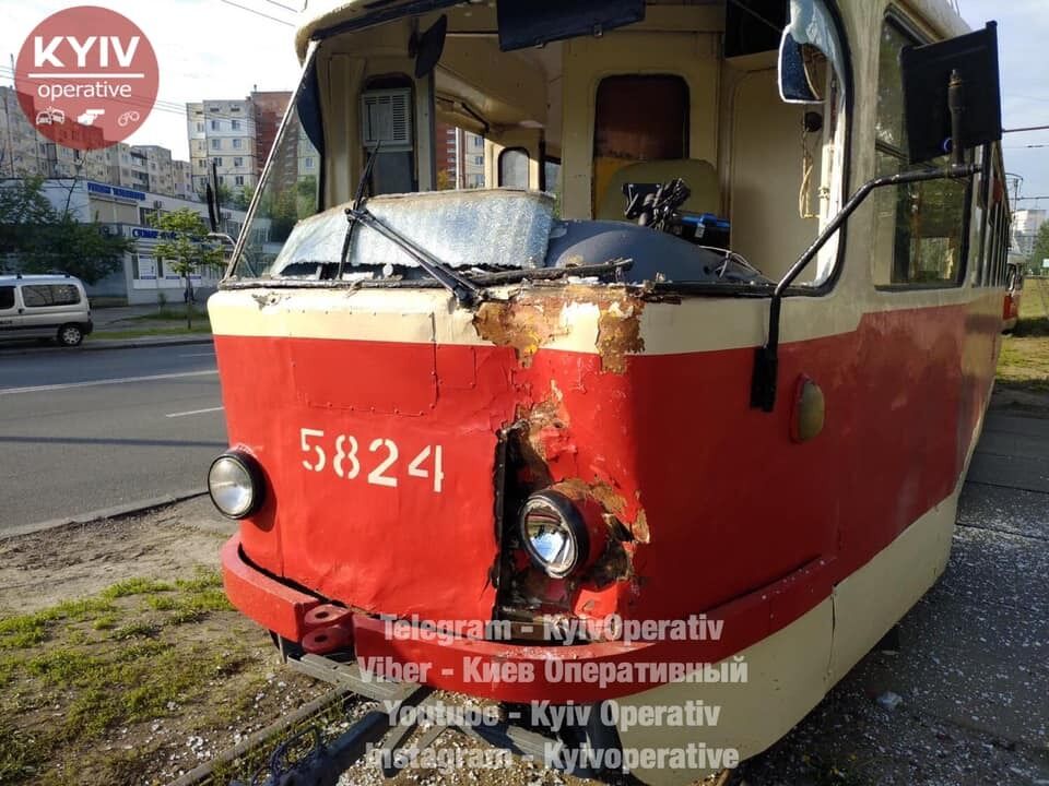 У Києві зіткнулися трамвай і вантажівка