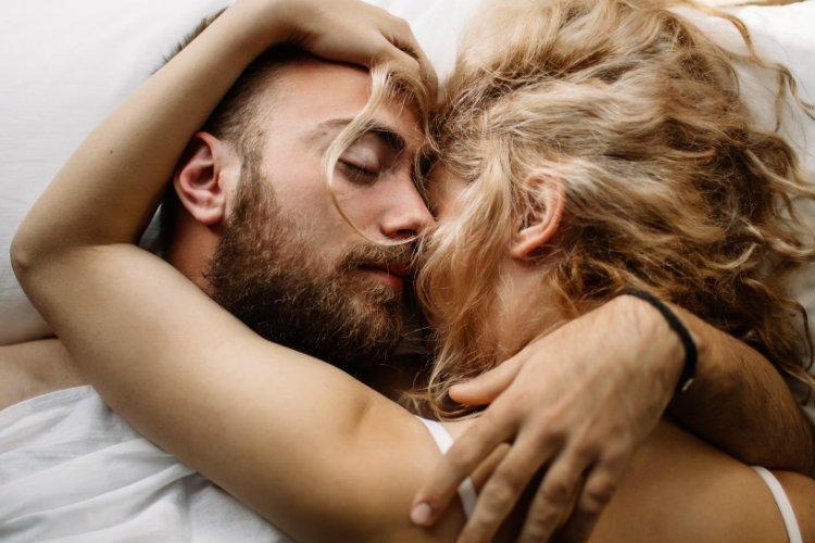 Секс не терпит тишины: как стоны могут улучшить интимные отношения