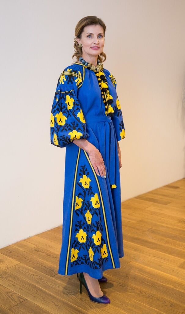Марина Порошенко, одетая в длинное украинское платье