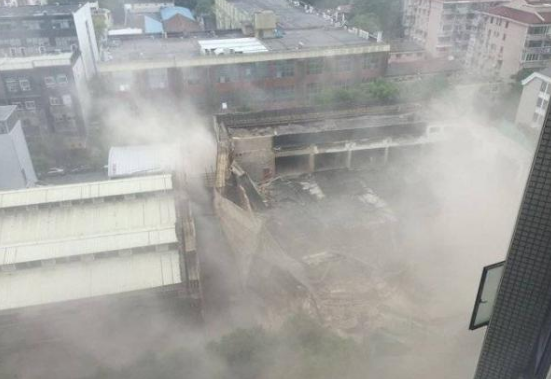  В Шанхае рухнуло здание: десятки людей в ловушке. Фото с места событий