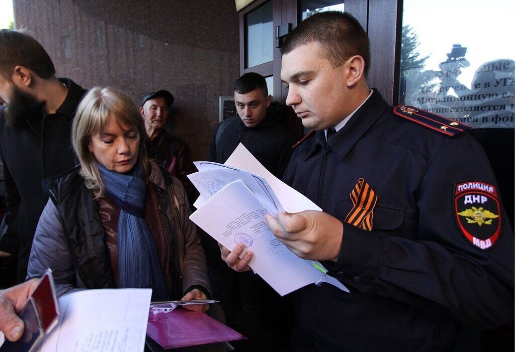 В первый день сдачи документов на российские паспорта