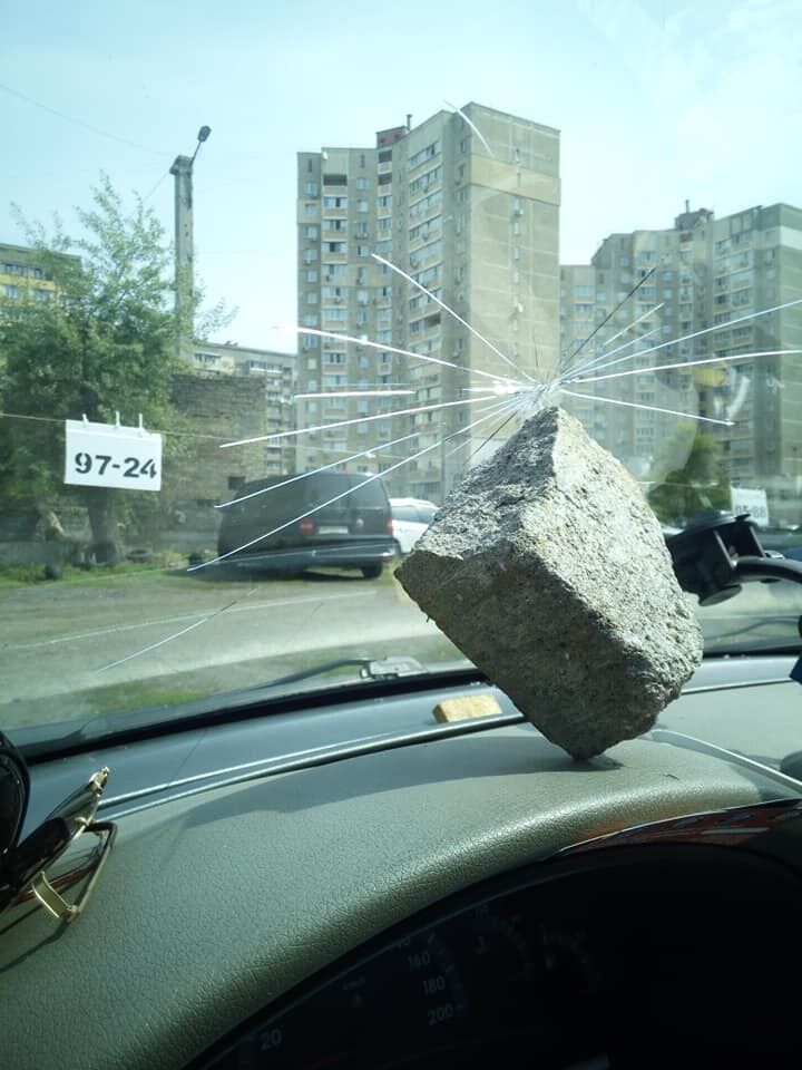 Камінь залишився в авто