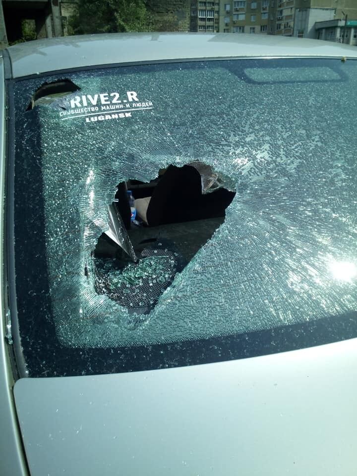 У Києві невідомі розбили каменем авто