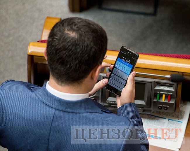 "Шеф дрюкает": нардеп от БПП "спалился" в Раде с SMS о Зеленском. Фотофакт