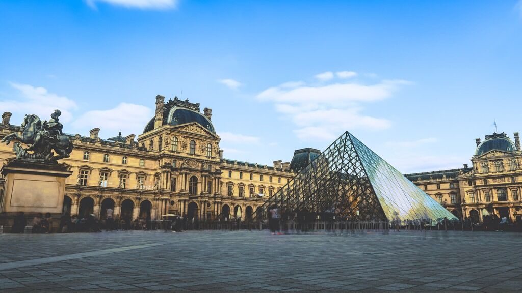 Скляна піраміда Лувру