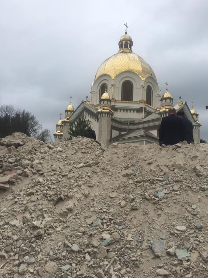 Штукатурку выкинули перед церковью