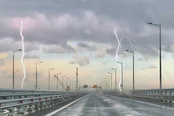 Блискавки зруйнують Кримський міст