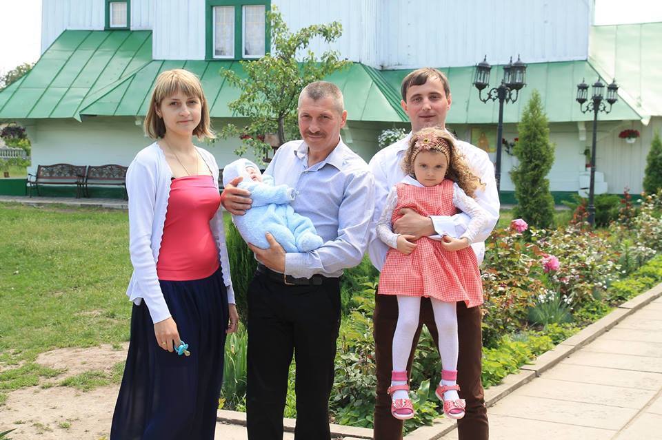 Сергій із донькою та онуками