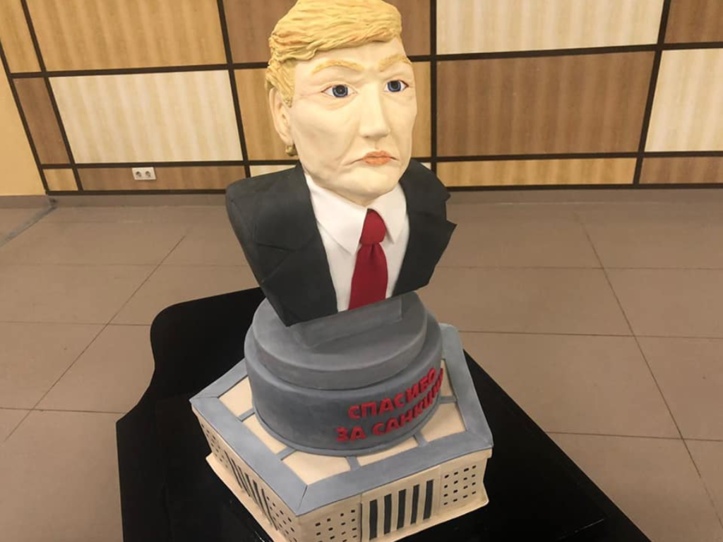Торт у вигляді голови американського президента Дональда Трампа