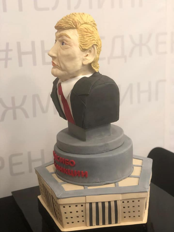 Торт у вигляді голови американського президента Дональда Трампа