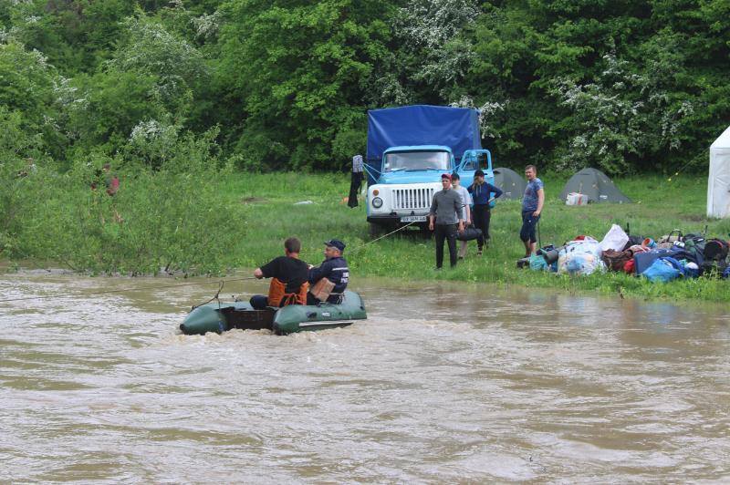 Под Хмельницким река вышла из берегов: в ловушку попали сотни людей
