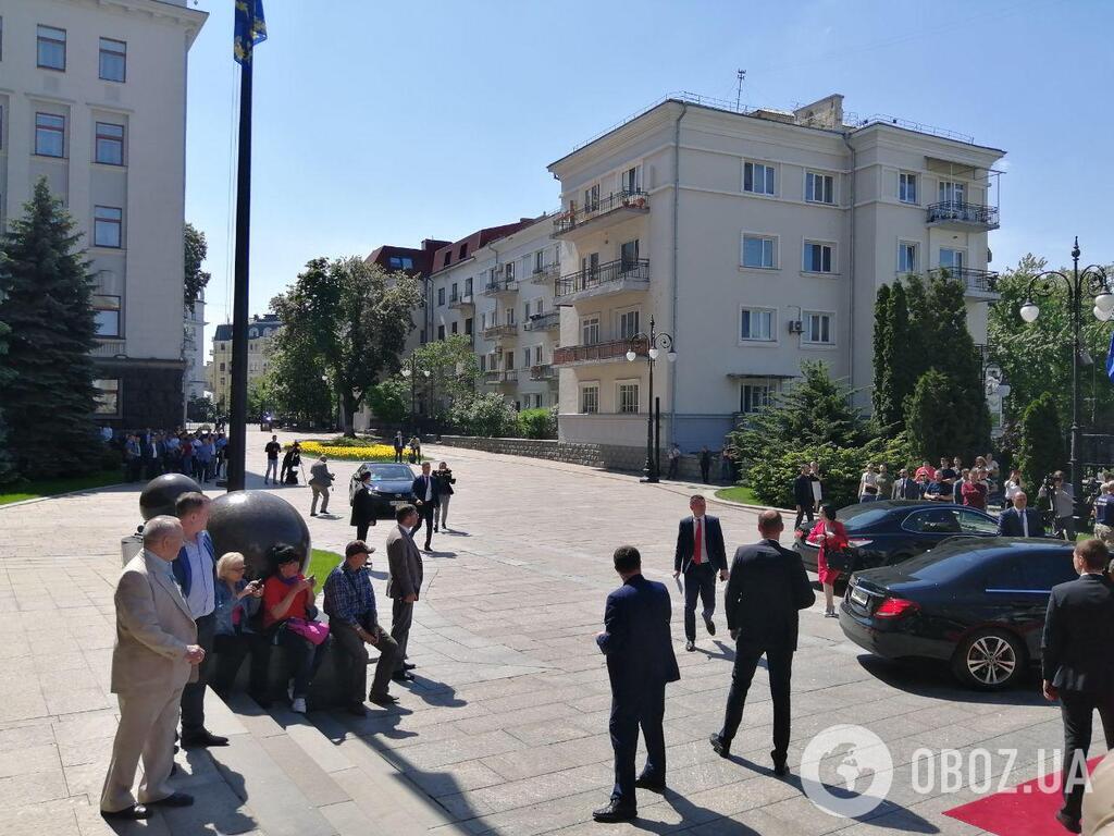 Зеленський прийшов до Адміністрації президента: подробиці і фото