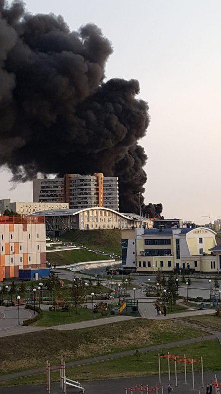У Росії спалахнув автоцентр: перші відео НП