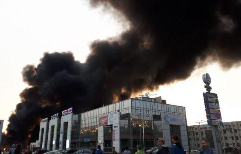 У Росії спалахнув автоцентр: перші відео НП