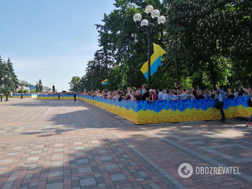 Среди "зевак" были и сторонники перевернутого украинского флага