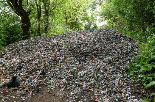 Миллионеров шокировала свалка мусора возле их живописной деревни