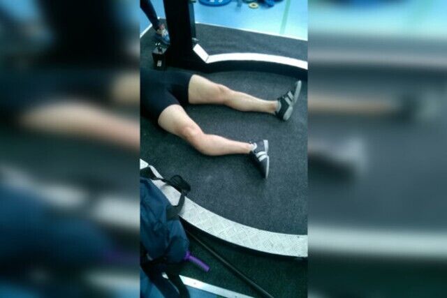 У Росії атлет зламався, присідаючи зі штангою: жахливий момент потрапив на відео