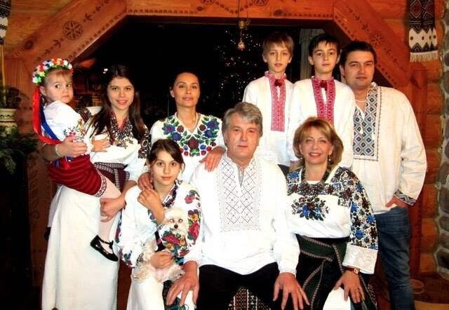 Катерина Ющенко з сім'єю в національних вбраннях
