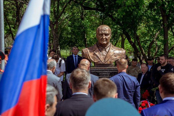 Шостий рік "громадянської війни": в Донецьку відкрили пам'ятник вбивці українців із Росії. Фотофакт