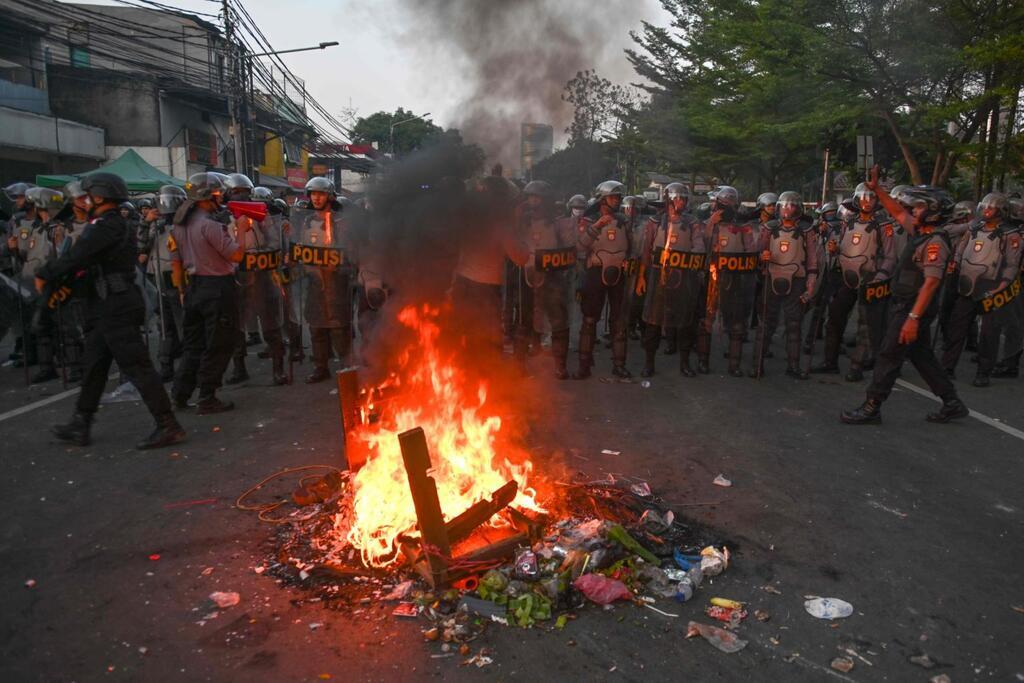 Кровавые выборы в Индонезии: в массовых протестах погибли 6 человек, сотни раненых 