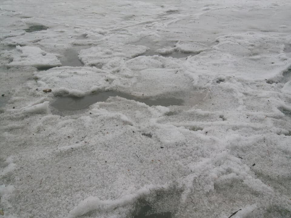 Лід пливе центром міста: природна аномалія в Україні потрапила на відео