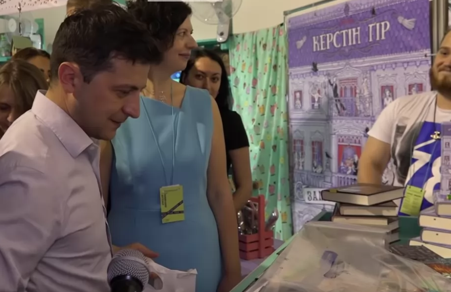 Зеленського спіймали в дитячому відділі "Книжкового арсеналу": курйозне відео