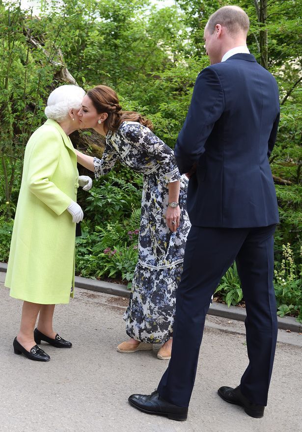 Кейт целует королеву Британии