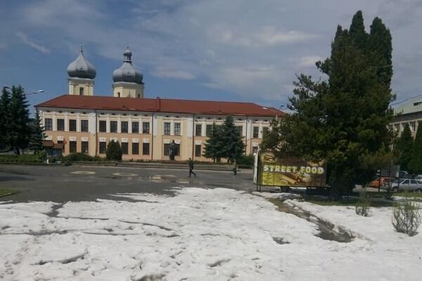 Град и снег в Збараже (Тернопольская область)