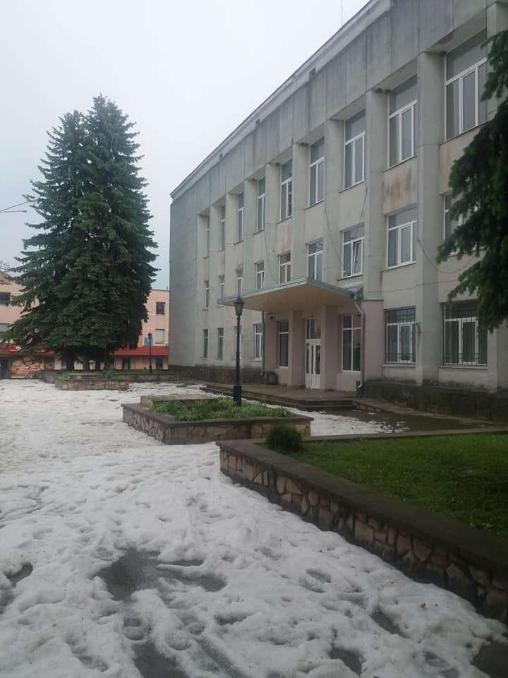 Град и снег в Збараже (Тернопольская область)
