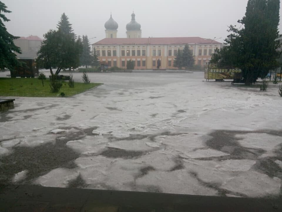 Град и снег в Збараже (Тернопольская область)