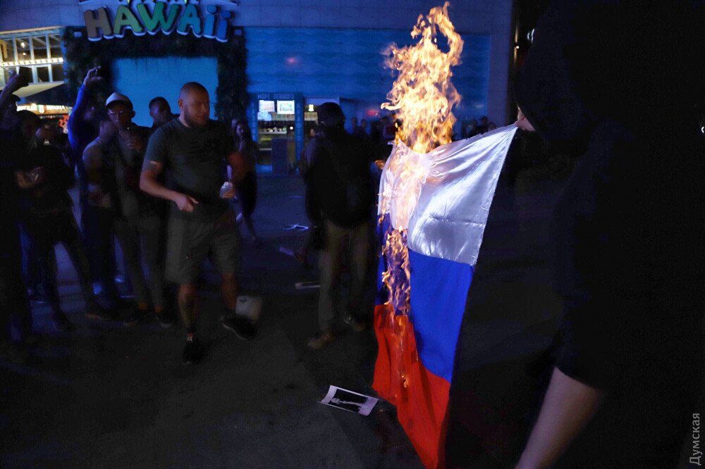 Российский флаг горит